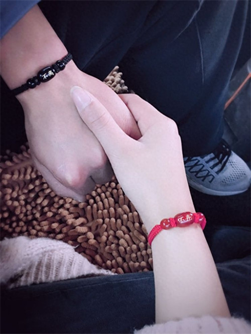 脚上绑红绳有什么说法(脚腕戴红绳有讲究吗)