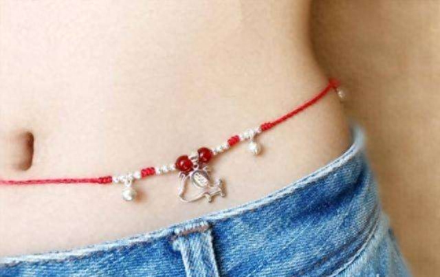 脚上绑红绳有什么说法(脚腕戴红绳有讲究吗)