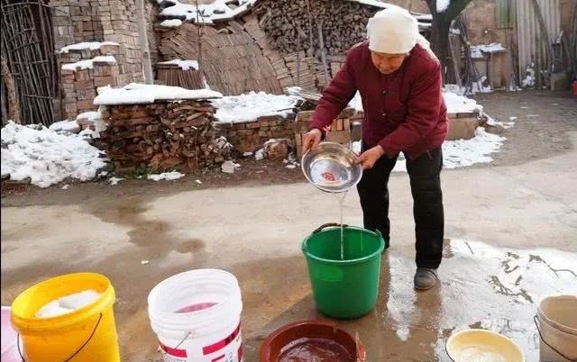 雪水怎么保存不变质(让冬天雪水保存不变质的小技巧)