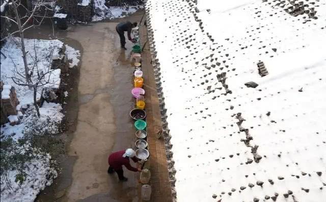 雪水怎么保存不变质(让冬天雪水保存不变质的小技巧)