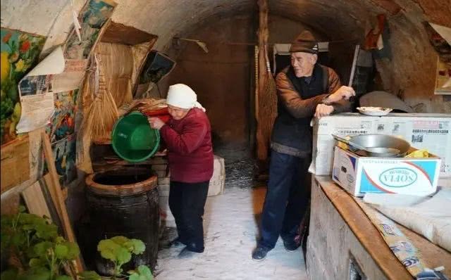 雪水怎么保存不变质(让冬天雪水保存不变质的小技巧)