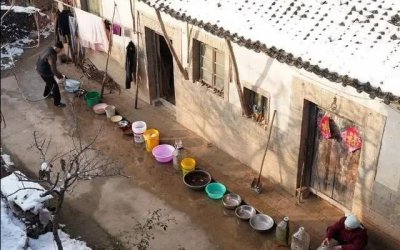 雪水怎么保存不变质(让冬天雪水保存不变质的小技巧)