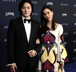 张东健照片年轻时照片(张东健与太太挽手走红毯)