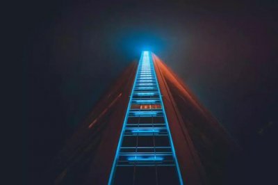 梦见自己从高处摔下有什么预兆(梦见自己从高空坠落)