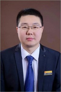 郭小鹏,电视剧《黑冰》中的男主角,海州药业董事长、大毒枭。