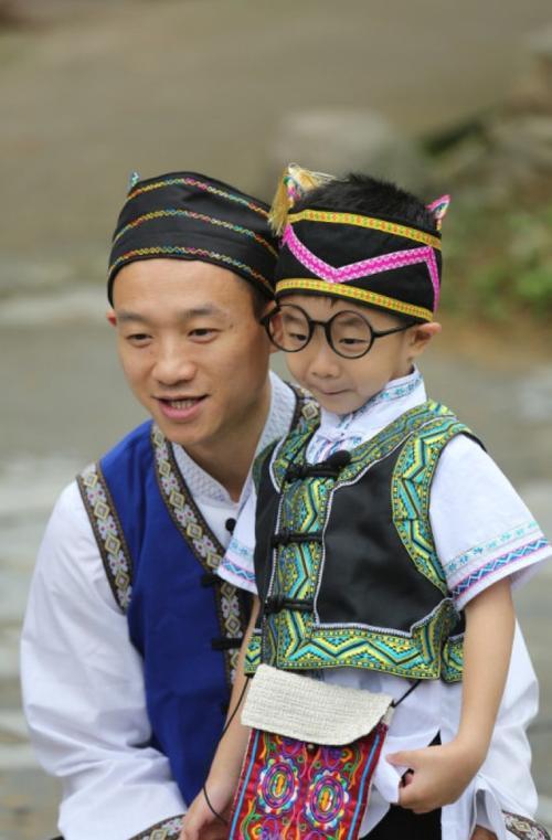 又一萌娃长大!杨威晒12岁杨阳洋近照身高直逼爸爸