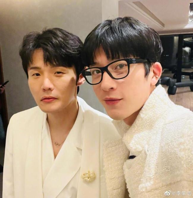 李荣浩晒井柏然做的甜点 井柏然:今晚鸡脚锅走起