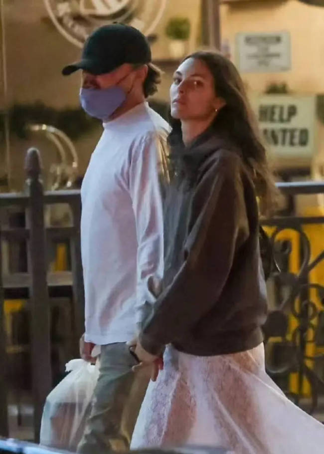 小李子打破女友不超过25岁魔咒 和女友牵手逛街