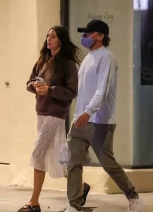 ​小李子打破女友不超过25岁魔咒 和女友牵手逛街