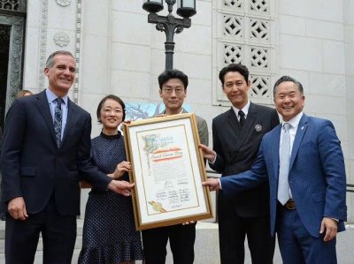 ​洛杉矶设立鱿鱼游戏日 黄东赫李政宰出席宣布仪式