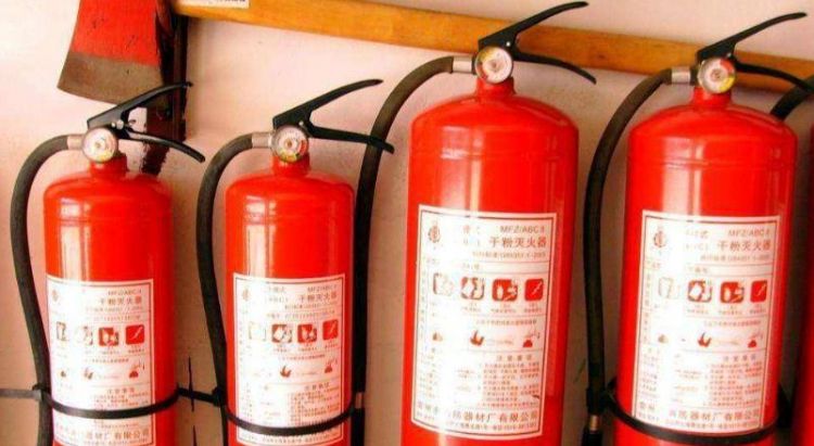 干粉灭火器应每年重新灌装一次