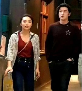 ​胡歌与妻子同框，两人的五官立体体型瘦削，夫妻相惹人赞叹