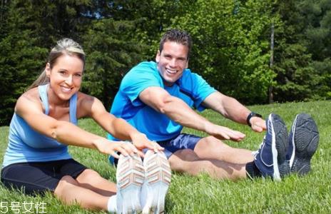 深蹲伤膝盖吗 经常深蹲会不会伤膝盖 深蹲伤膝盖吗 经常深蹲会不会伤膝盖