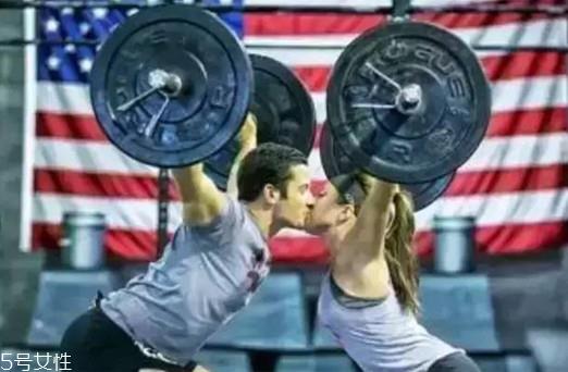 深蹲伤膝盖吗 经常深蹲会不会伤膝盖 深蹲伤膝盖吗 经常深蹲会不会伤膝盖