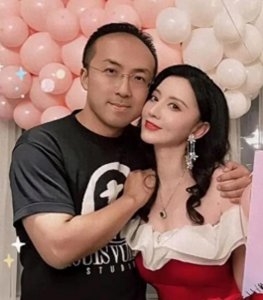 ​张萌庆祝结婚10周年，与富豪老公秀甜蜜，罕晒合影住豪华酒店