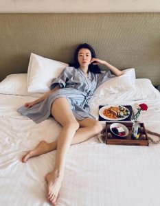 ​郭富城前女友熊黛林情人节与二婚富豪老公晒照。45岁身材性感火辣