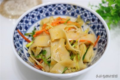 凉皮是用什么做的呀(凉皮这个做法真简单,不用揉面洗面,只需两种面粉,筋道