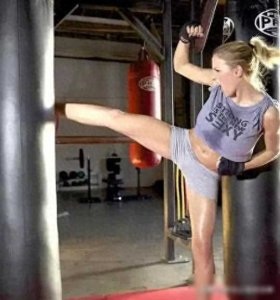 乔丹·卡佛被称为欧美第一胸模,唯一的一个电影[谁杀了约翰尼