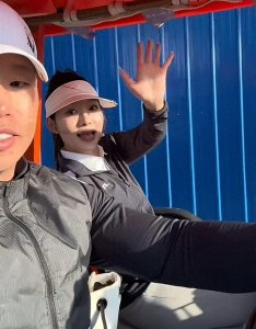 ​德云社烧饼妻子打高尔夫，好身材令人羡慕，不像生了俩娃的人