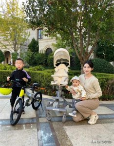 ​烧饼老婆晒全家照，夫妻俩搂肩秀恩爱，两个儿子帅气超老爸