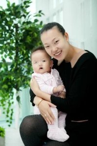 施之皓妻子李楠,曾是他的队员比他要小23岁,两人现在非常幸福!