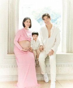 泰星Push推哥妻子怀二胎 晒全家福庆祝结婚六周年