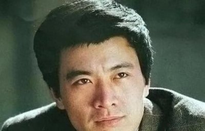 “80年代男神”周里京!妻子被害身亡后却被父亲告上法庭!