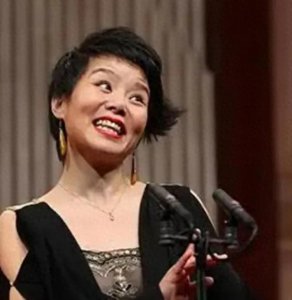 ​远嫁中国7年后再看秋瓷炫，突然明白为何屡传婚变，她却仍不离婚