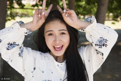 ​拍照时的剪刀手到底什么来历，这个大家肯定都知道啦