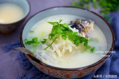 ​怎么熬制鲫鱼汤像牛奶一样白？加热水还是凉水？其实只需注意一点