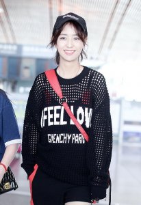 ​佟丽娅身材真好，1米64的身高不过是穿了条短裤，就凹出了大长腿