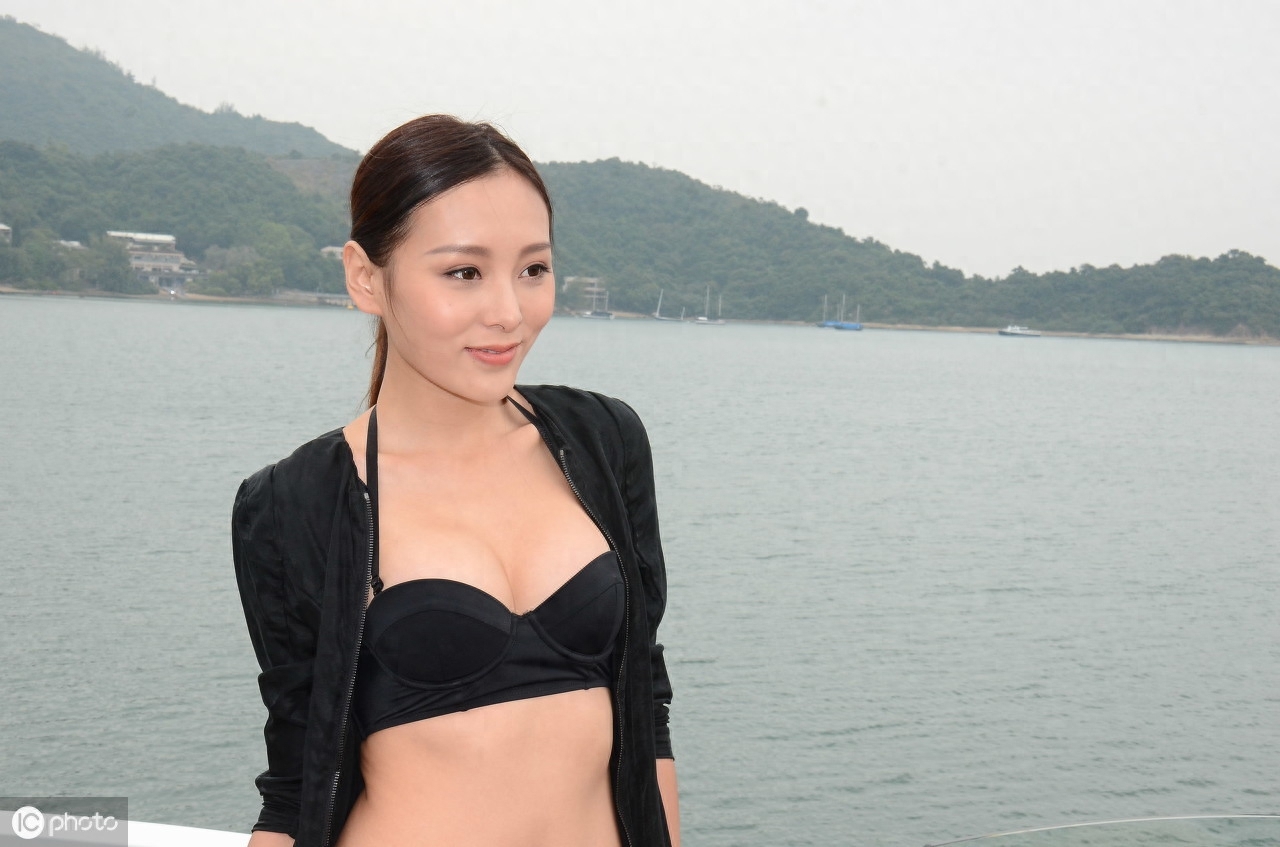 何佩瑜，这么穿真迷人