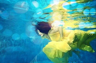 《一路向西》一戏成名的王李丹妮水下嬉戏