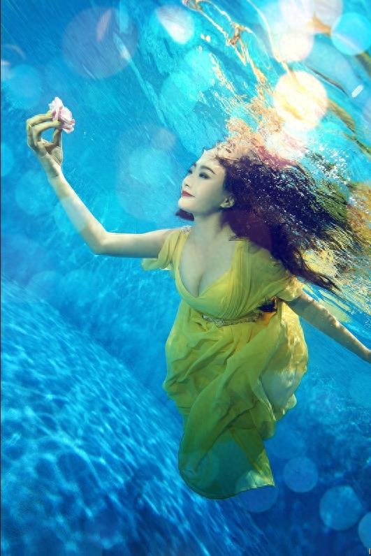 《一路向西》一戏成名的王李丹妮水下嬉戏