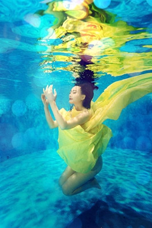 《一路向西》一戏成名的王李丹妮水下嬉戏