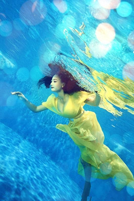 《一路向西》一戏成名的王李丹妮水下嬉戏