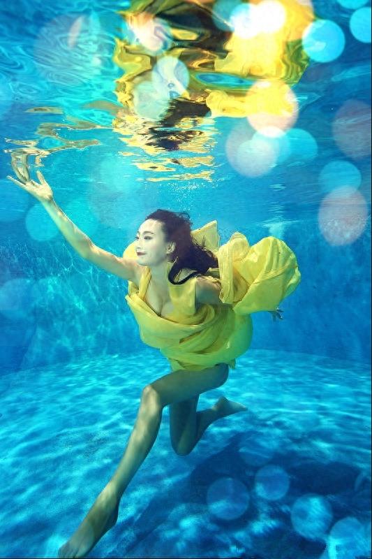 《一路向西》一戏成名的王李丹妮水下嬉戏