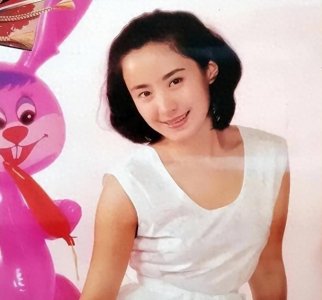 ​嫁大13岁名导被捧红，丈夫病逝后不愿再演戏，56岁至今未婚无子嗣