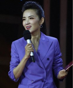 ​主持人管彤：26岁进央视，42岁高龄产子，年过半百仍被丈夫宠溺