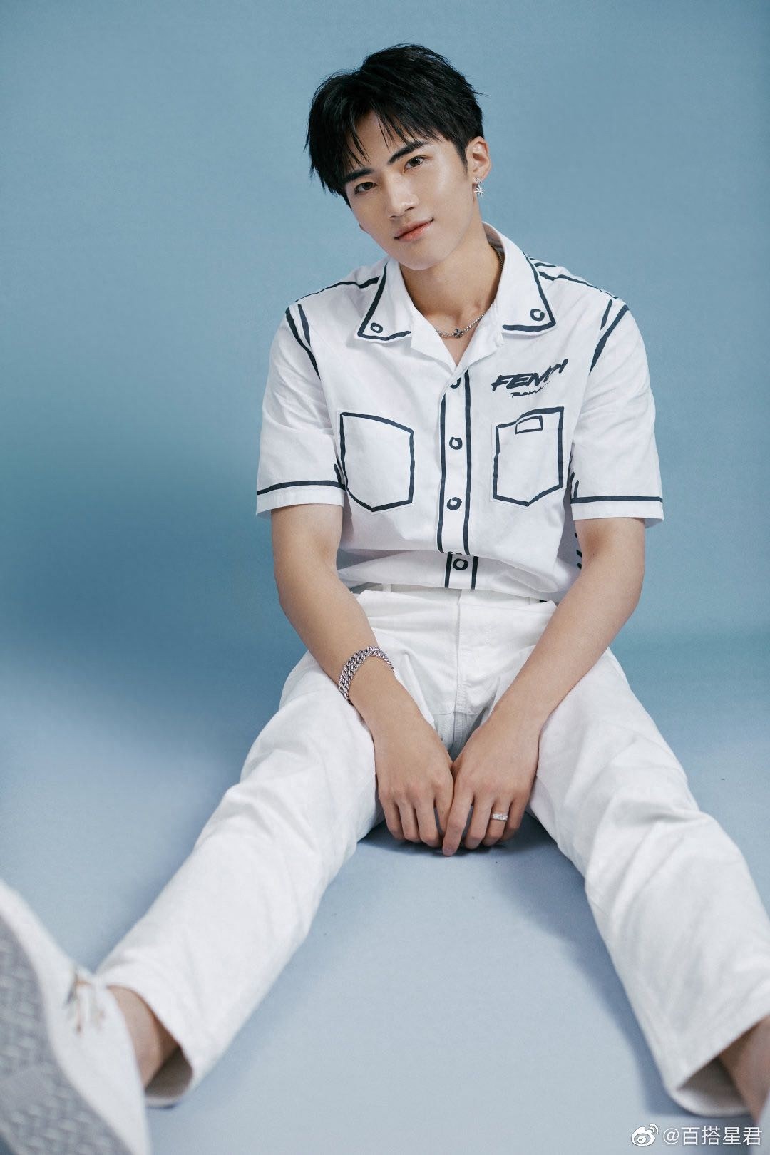 闫桉最新写真，白色系穿搭清爽干净，搭配金属项链