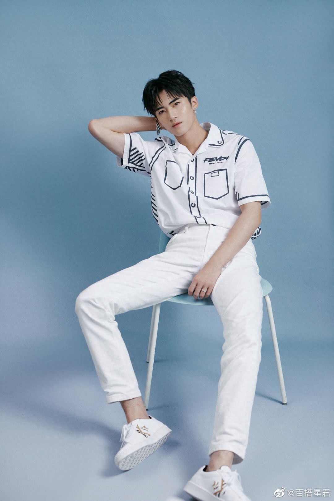 闫桉最新写真，白色系穿搭清爽干净，搭配金属项链