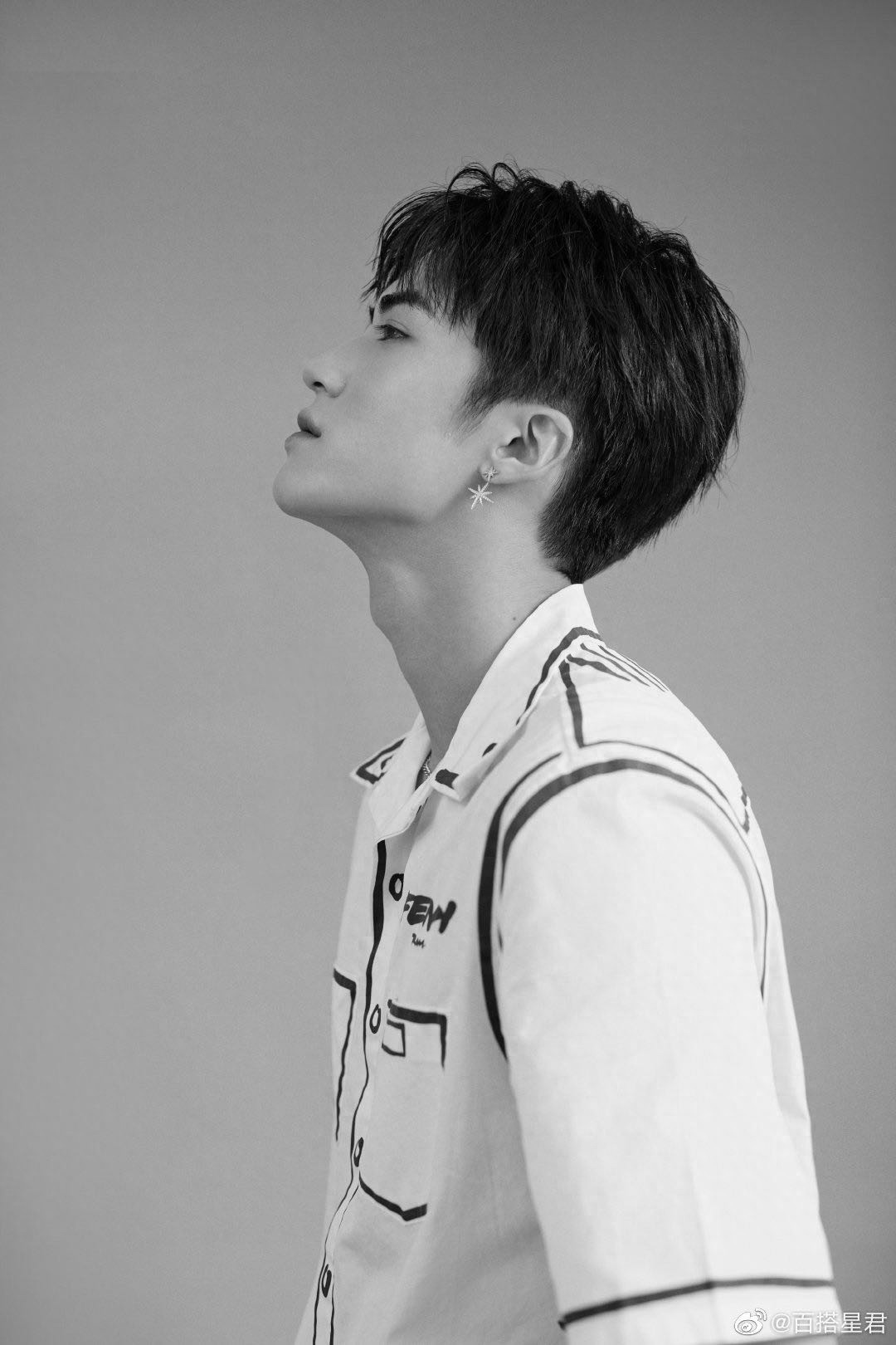 闫桉最新写真，白色系穿搭清爽干净，搭配金属项链