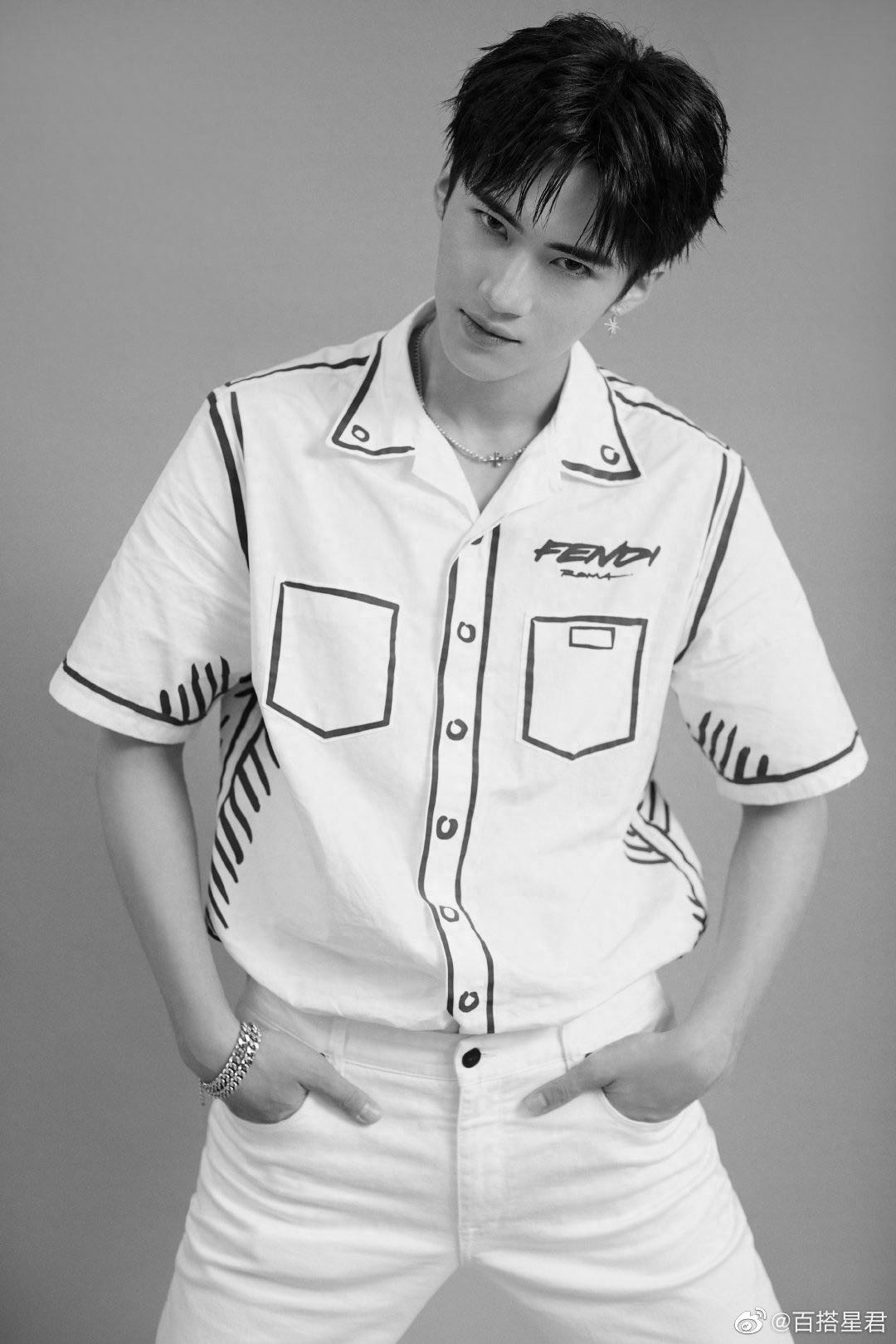 闫桉最新写真，白色系穿搭清爽干净，搭配金属项链