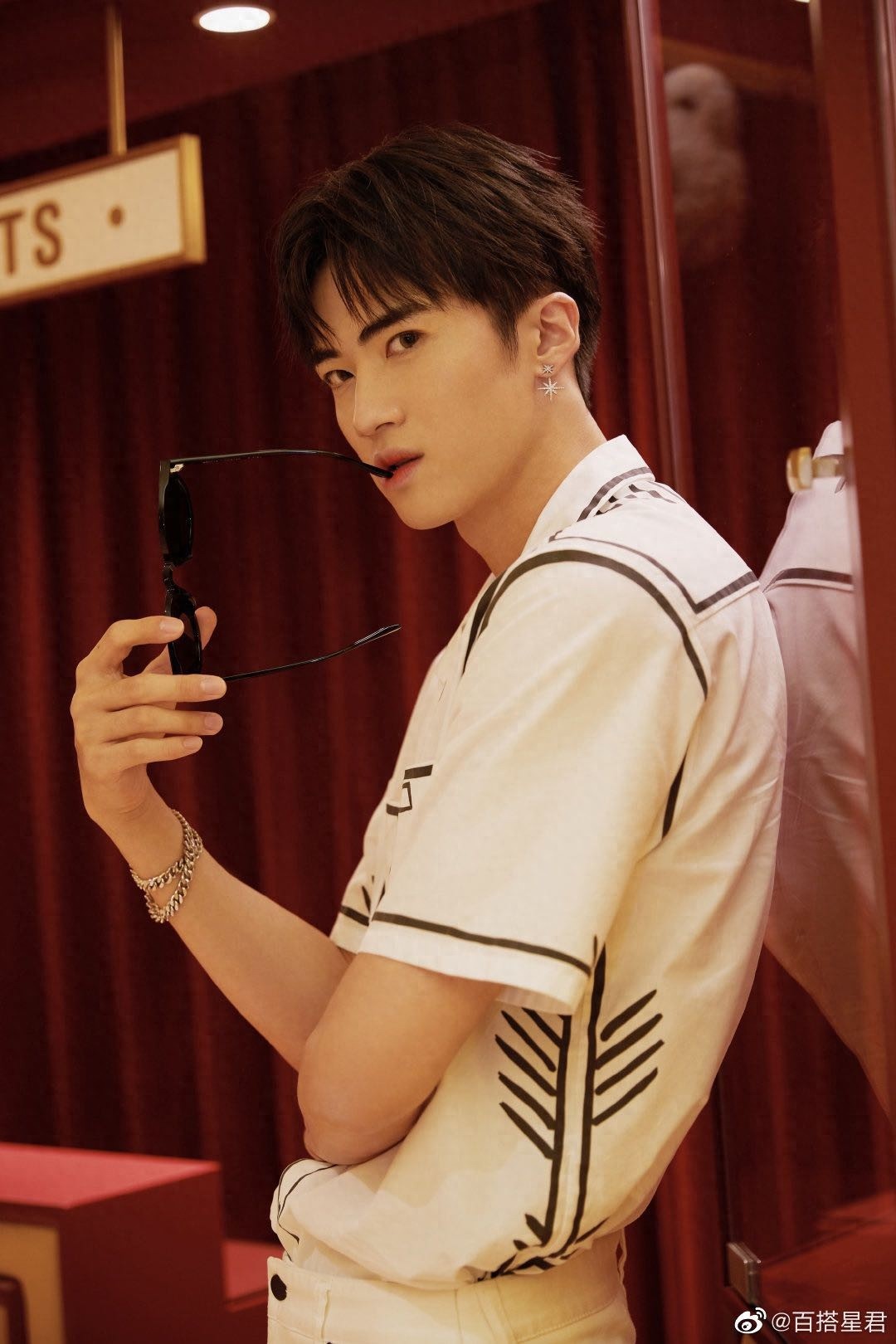 闫桉最新写真，白色系穿搭清爽干净，搭配金属项链