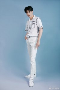 闫桉最新写真,白色系穿搭清爽干净,搭配金属项链