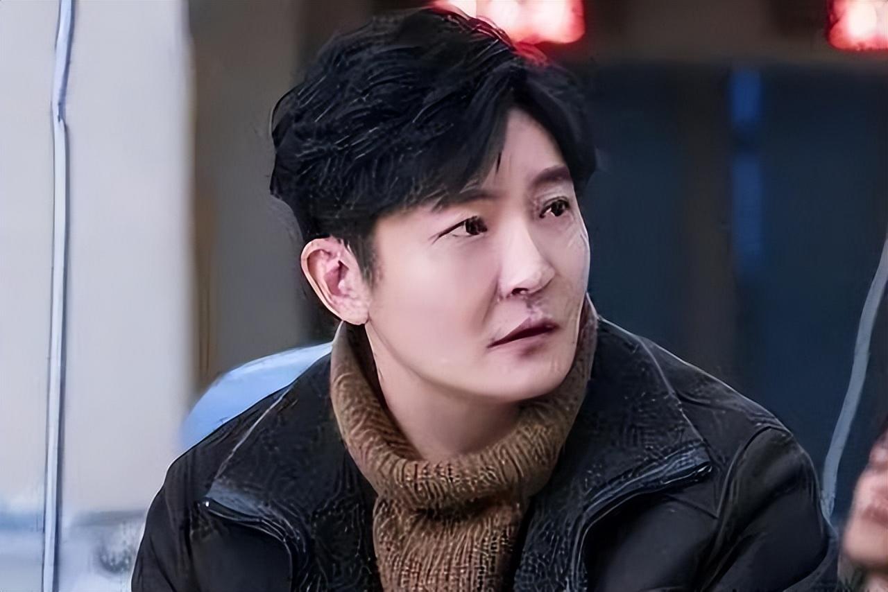 郭京飞个人资料简介作品（大器晚成郭京飞：和鲍莉认识一个月就结婚，17年过后恩爱如初）