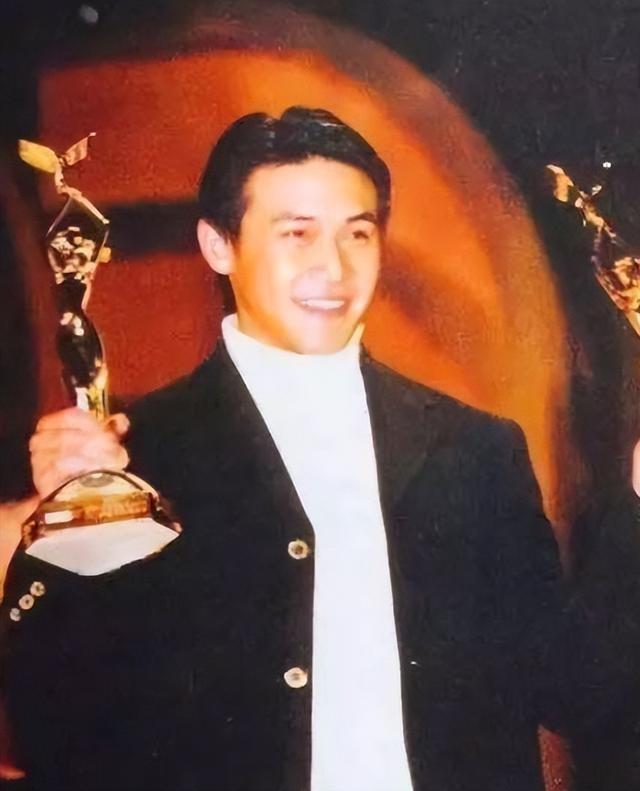 郭京飞个人资料简介作品（大器晚成郭京飞：和鲍莉认识一个月就结婚，17年过后恩爱如初）