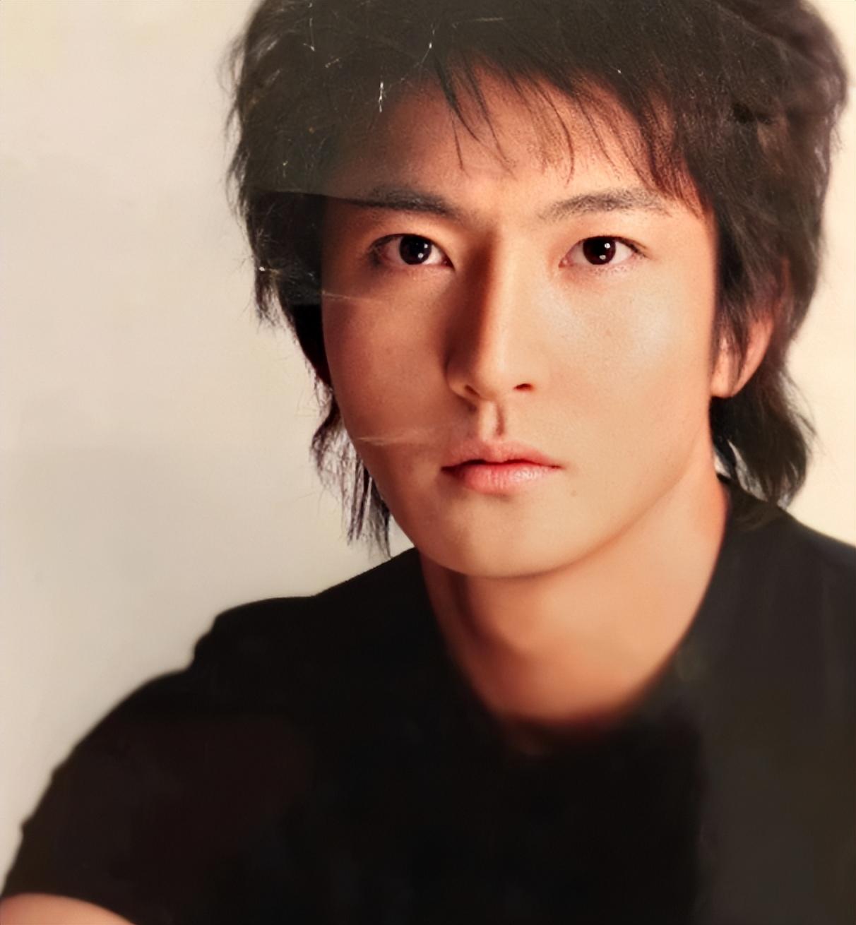 郭京飞个人资料简介作品（大器晚成郭京飞：和鲍莉认识一个月就结婚，17年过后恩爱如初）