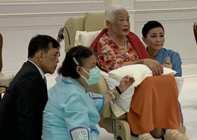 ​88岁诗丽吉真的老了！沉迷整容脸色乌青，亚洲最美王后美人迟暮