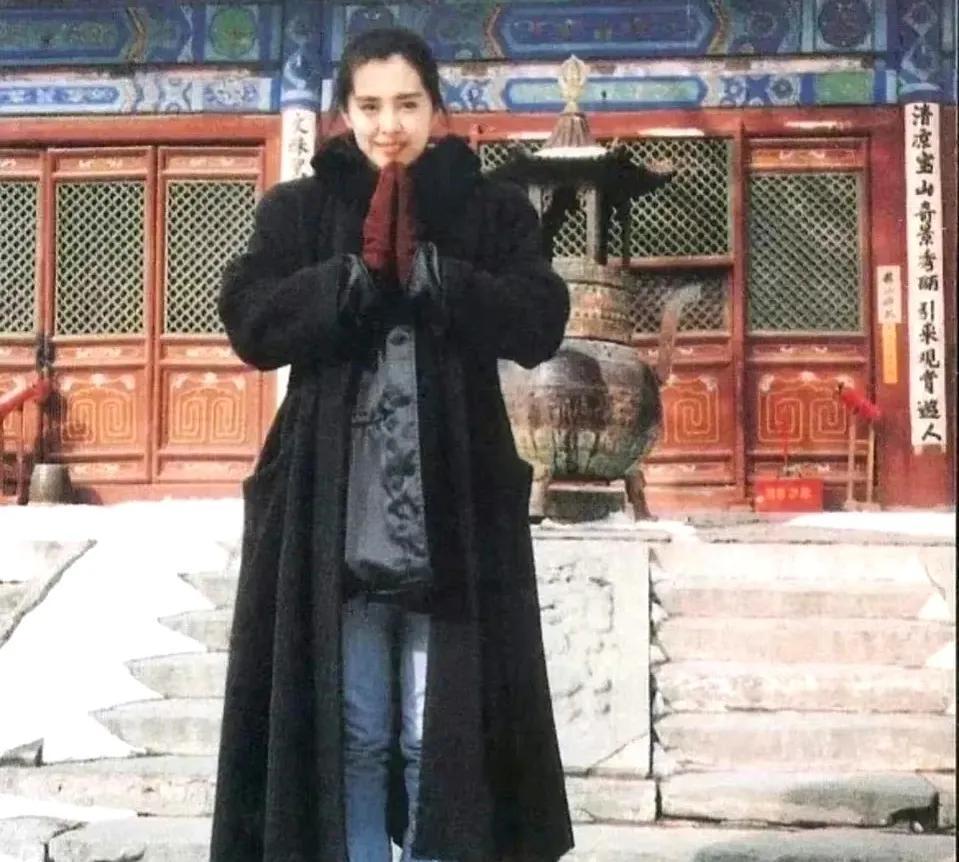 王祖贤颜值巅峰期有多美，天王们都为她争先恐后！